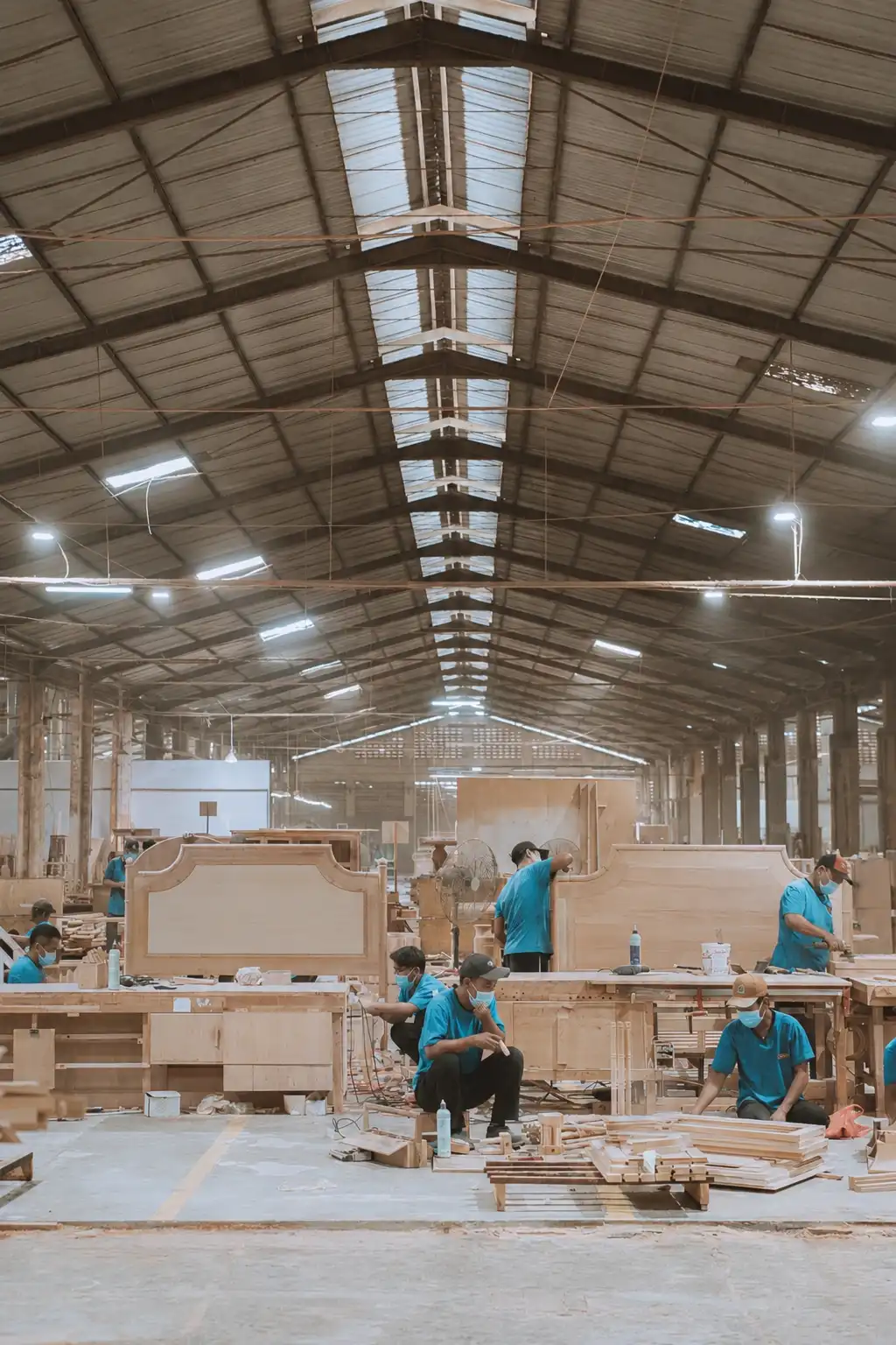 Pengrajin merakit furnitur di pabrik PT INDEX